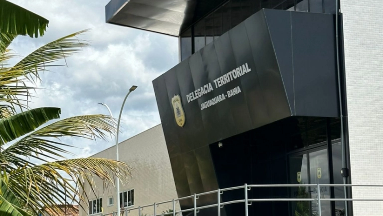 Criminosos invadem residência e executam rapaz em via pública em Jaguaquara