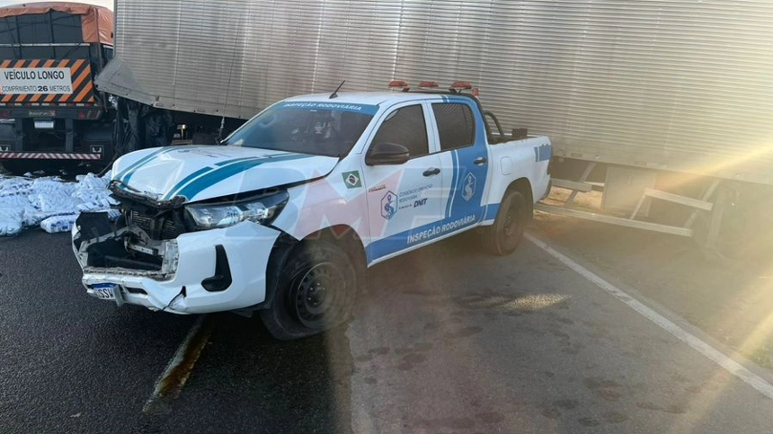 Batida entre carreta e Hilux do DNIT paralisa tráfego na BR-116 em Brejões