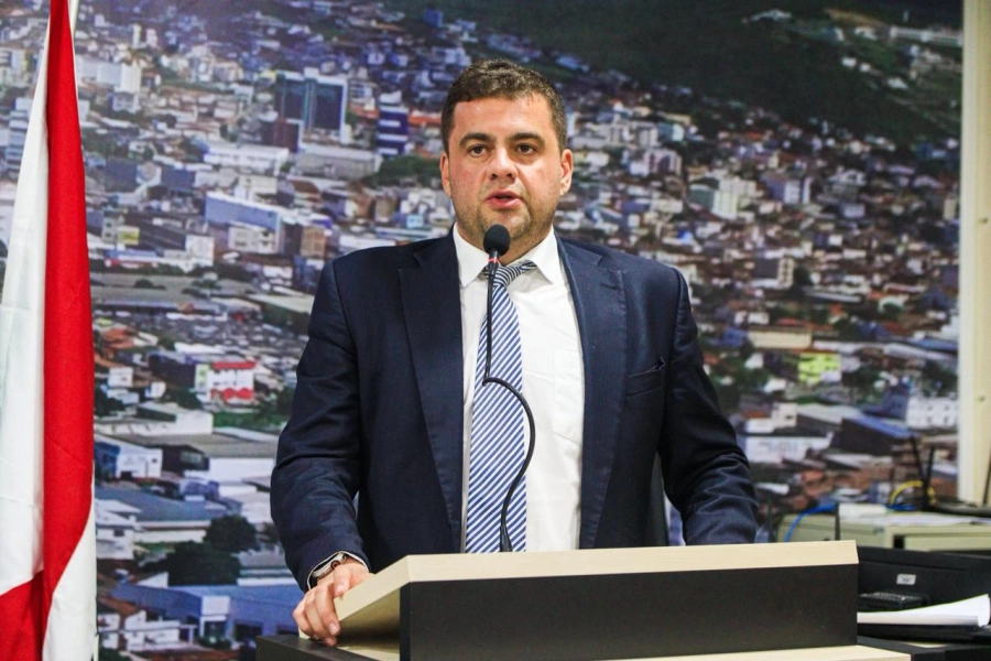 Câmara de Jequié suspende projeto da COSIP após questionamento do vereador Ramon Fernandes