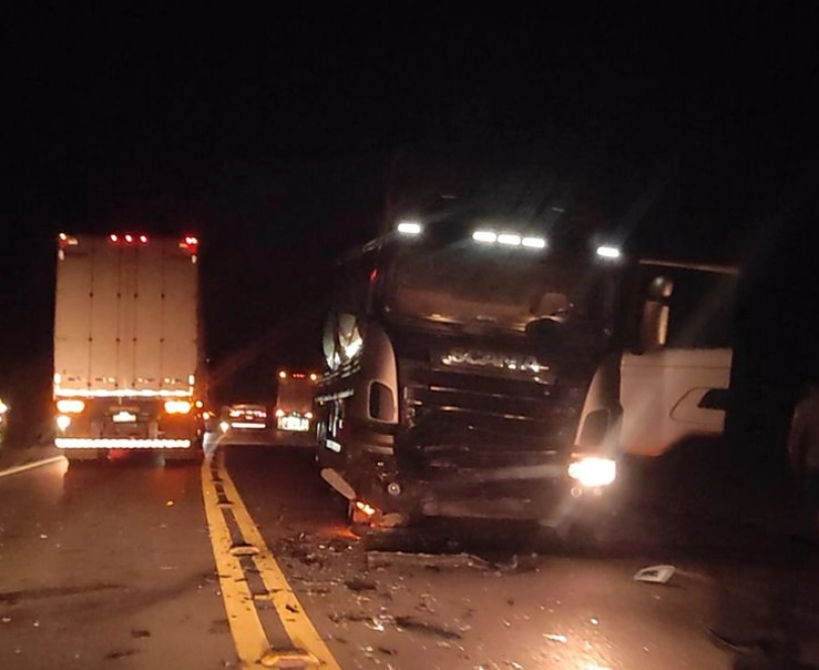 Colisão entre caminhão e carro provoca interdição parcial na BR-116 em Jequié