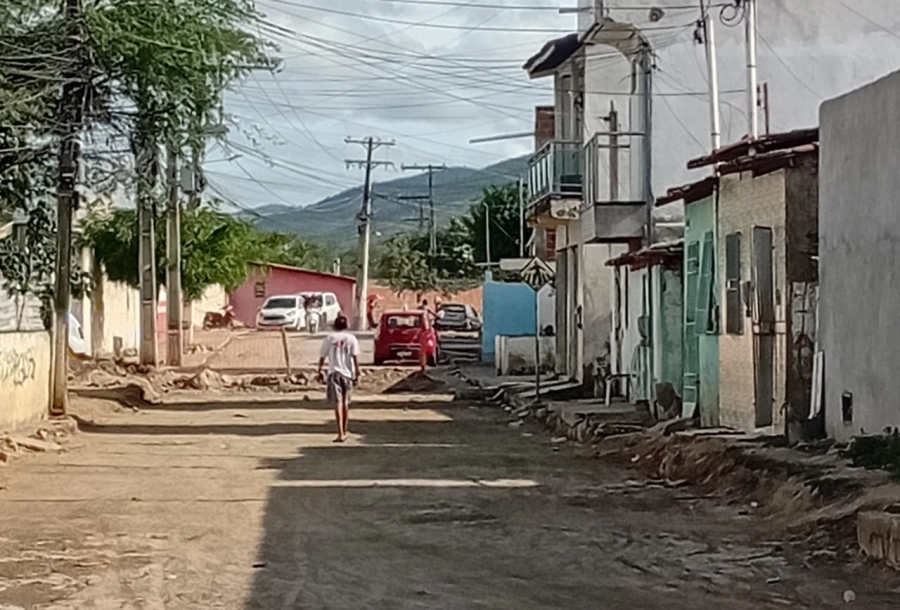 Moradores voltam a protestar por conclusão de obras na Rua Adolfo Ribeiro, no São Judas Tadeu em Jequié