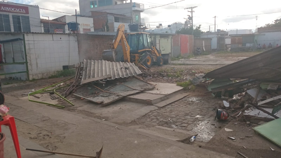 Prefeitura remove barracas no Centro de Abastecimento Vicente Grilo e ação gera protestos entre comerciantes