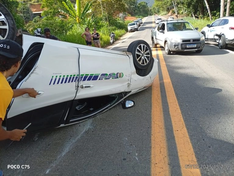 Susto na BR-330: Táxi capota em trecho entre Jitaúna e Jequié