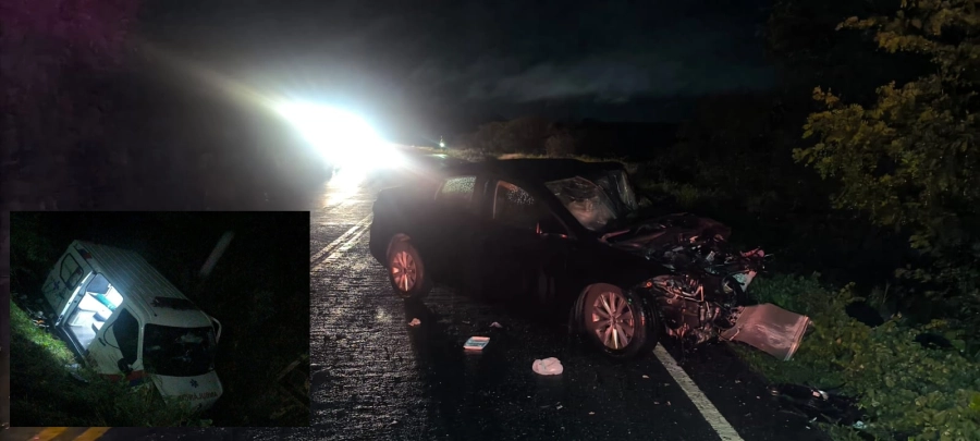 Ambulância com pacientes se envolve em colisão frontal na BA-026