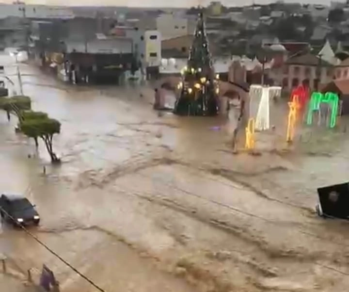 Chuva intensa em Poções provoca alagamentos e transforma centro da cidade em rio