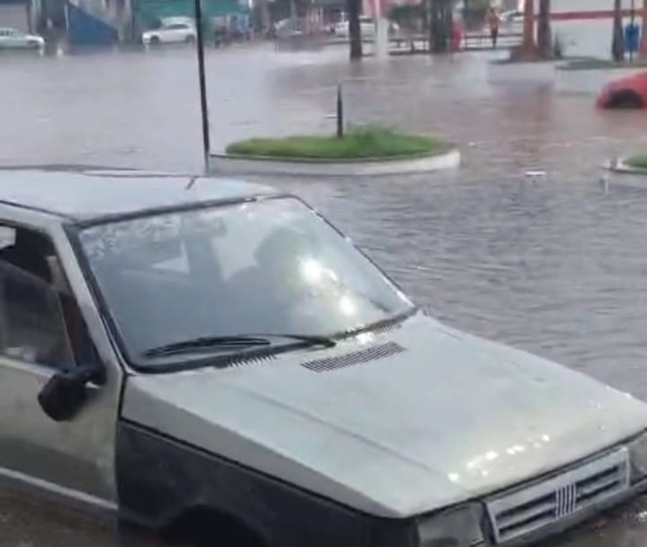 Forte chuva provoca alagamentos recorrentes em diversos bairros de Jequié
