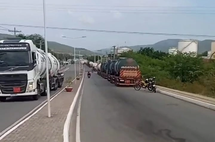 Motoristas de caminhões-tanque no Poliduto protestam contra fiscalização da SUMTRAN em Jequié