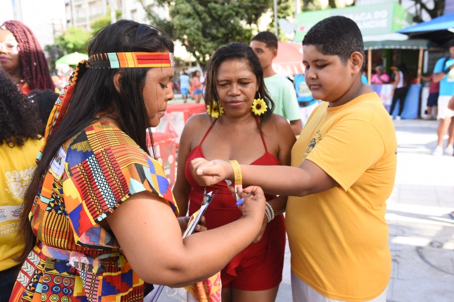 Carnaval 2026 mobiliza 200 profissionais no maior Plantão de Direitos Humanos do país