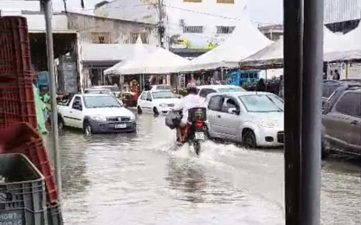Chuva de 41 mm em 10 minutos provoca alagamentos e transtornos em Jequié