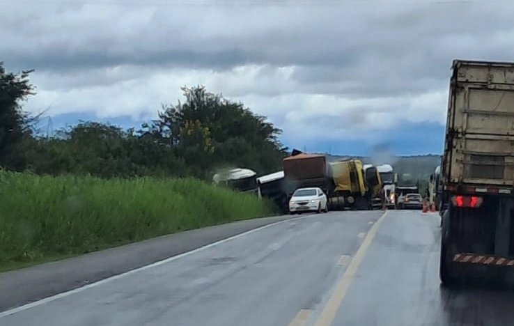 Colisão frontal entre carretas deixa motorista ferido na BR-116, em Poções