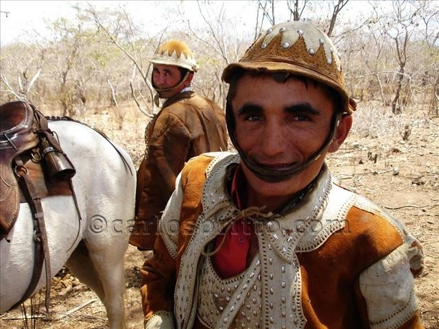 Lei obriga peão a trocar chapéu por capacete sob pena de multa para as fazendas; entenda