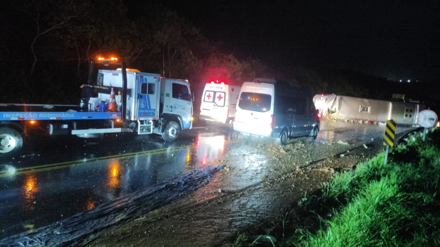 Ônibus interestadual tomba na BR-116 e deixa feridos próximo a Irajuba