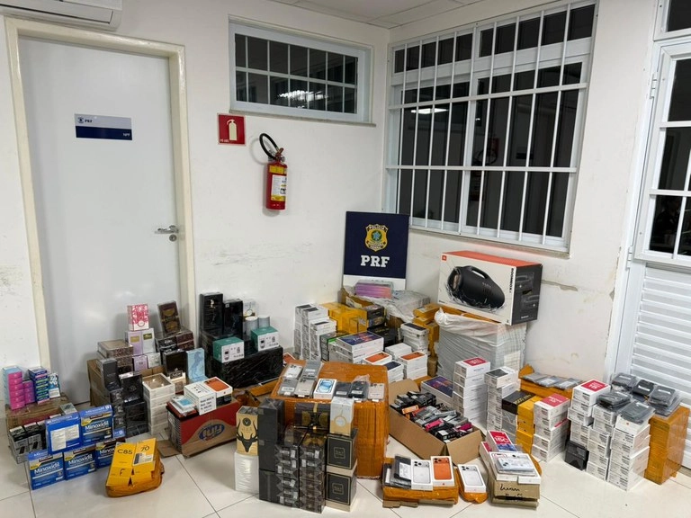 PRF apreende quase 300 smartphones, eletrônicos e perfumes importados em ônibus que vinha para Jaguaquara