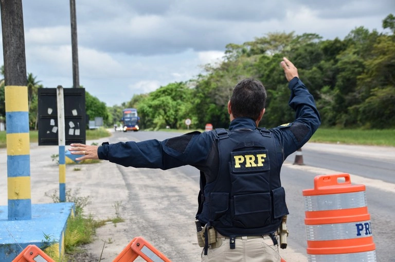 PRF localiza mulher desaparecida e em situação de vulnerabilidade na BR-116, em Jaguaquara (BA)