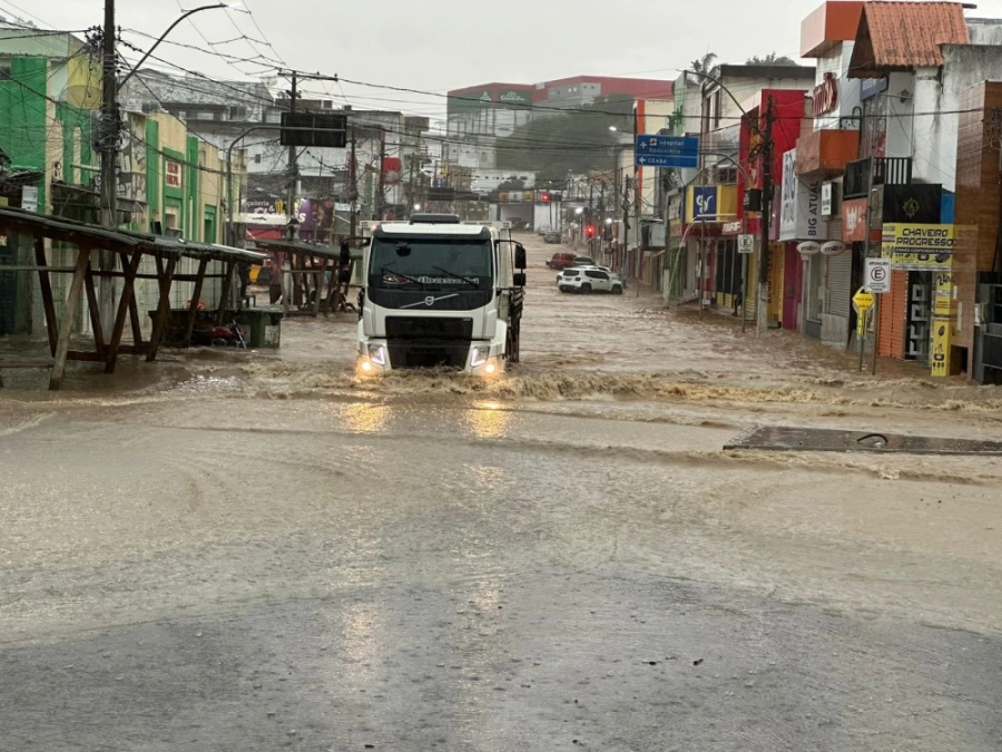 Centro vira “rio” após precipitação intensa neste domingo em Jaguaquara
