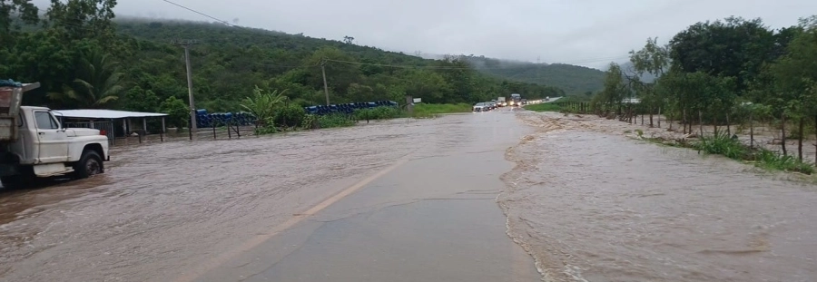 Tromba d’água interdita BR-330 entre Jequié e Jitaúna