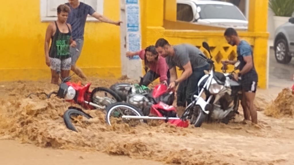 Chuva faz rio transbordar e invade a cidade de Jaguaquara
