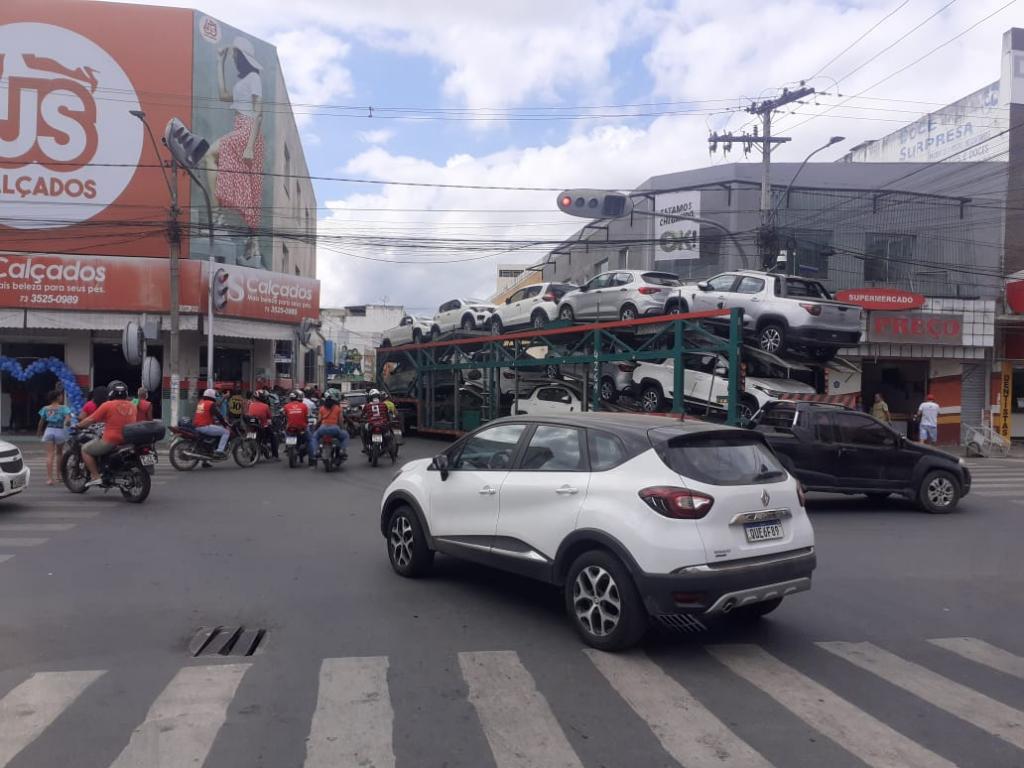 Caminhão-cegonha provoca engarrafamento no trânsito do centro de Jequié
