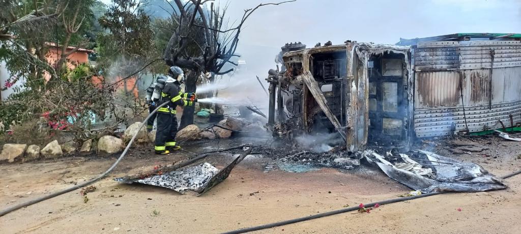 Jequié: Motorista consegue se salvar após carreta pegar fogo na BR-116
