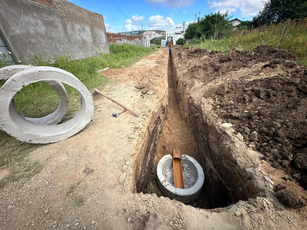 Ruas de Jequié recebem obras que estão ampliando o número de acessos à rede coletora de esgoto