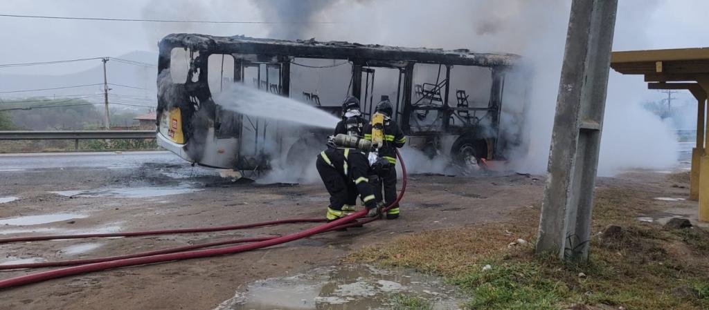 Ônibus da Coobma pega fogo no Km4 e assusta passageiros em Jequié