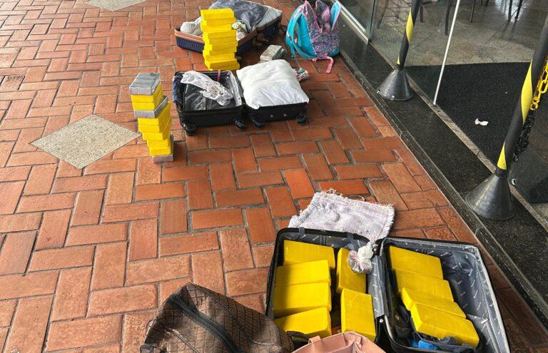 Três mulheres são presas com 30 kg de cocaína em ônibus interceptado em Vitória da Conquista