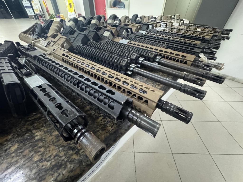 Caseiro é preso com arsenal em sítio utilizado como centro de armazenamento distribuição de armas e drogas