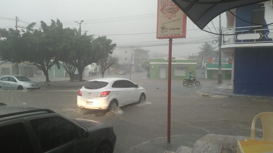 Chuva provoca desabamento de casa e árvores em Jequié e motorista é resgatado por bombeiros