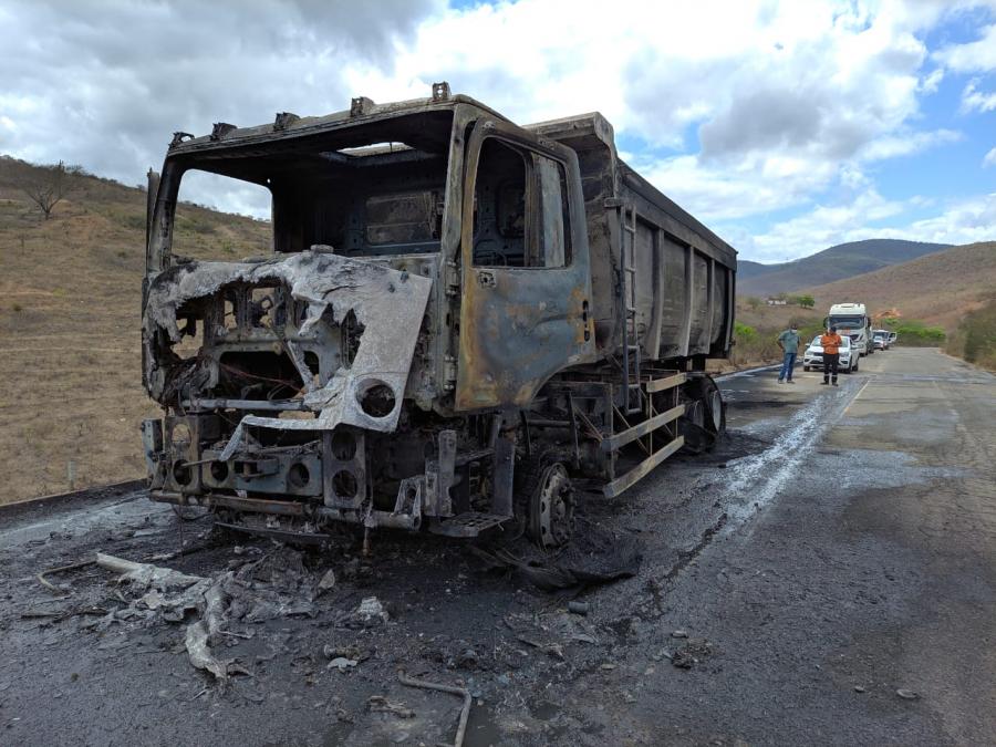 Jequié: Caminhão pega fogo no Anel Viário e tem cabine consumida pelas chamas