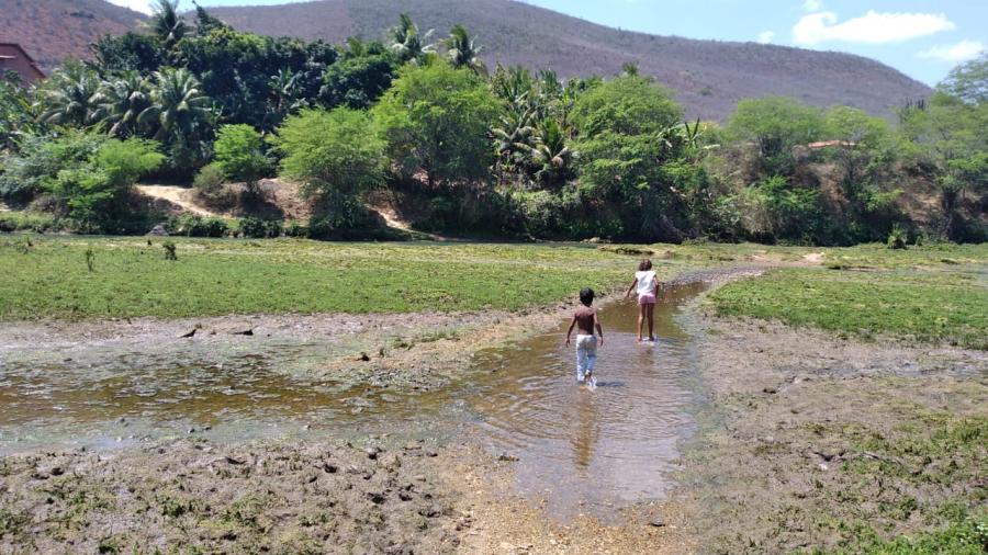 Jequié: Pais revelam verdadeiros motivos que levam crianças atravessarem o Rio das Contas em canoa para estudar