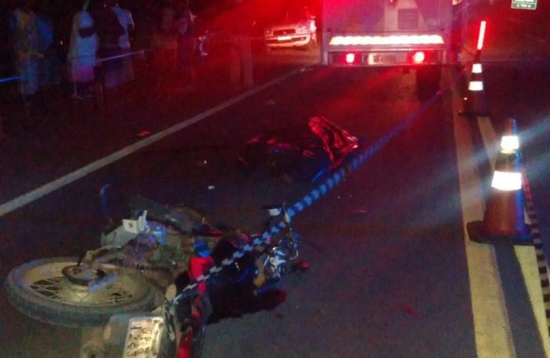 Motociclista de 43 anos morre ao bater em caminhão na BR-116, trecho de Jequié