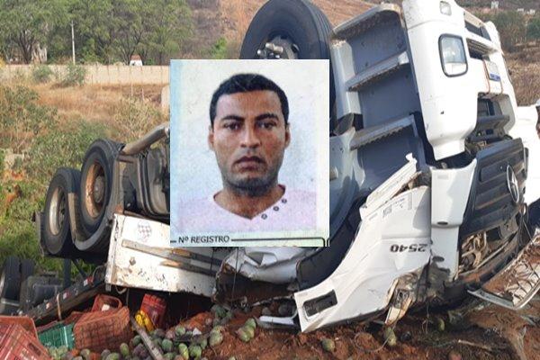 Motorista de Jequié morre após carreta carregada com manga capotar na BR-122 em Urandi