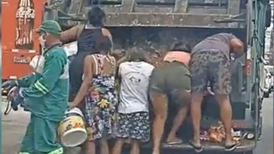 Pessoas procuram comida em caminhão de lixo em Fortaleza
