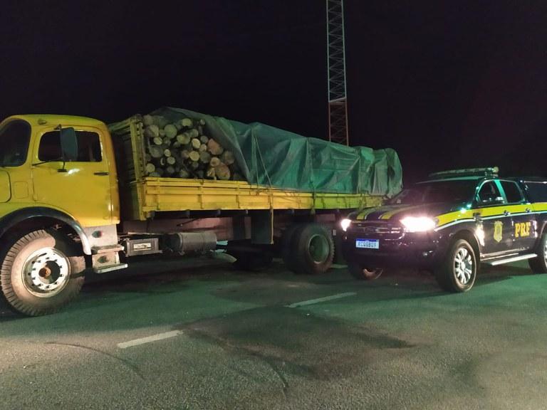 PRF apreende 22 m³ de madeira nativa transportada ilegalmente na BR 330