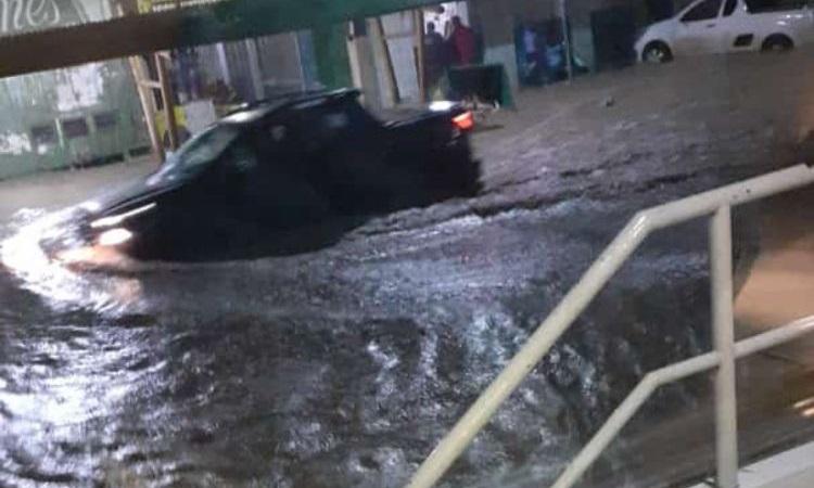 Chuva forte arrasta motos e provoca inundações em Jaguaquara