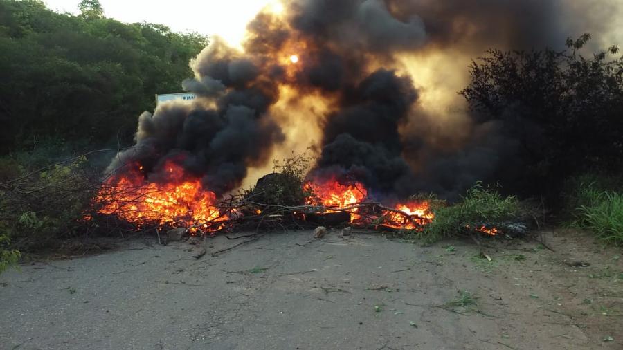 Jequié: Moradores ateiam fogo em pneus e fecham trecho do Anel Viário em protesto pela derrubada de casas