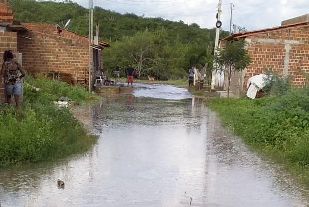 Aumento do volume das águas do Rio Jequiezinho coloca prefeitura de Jequié em alerta