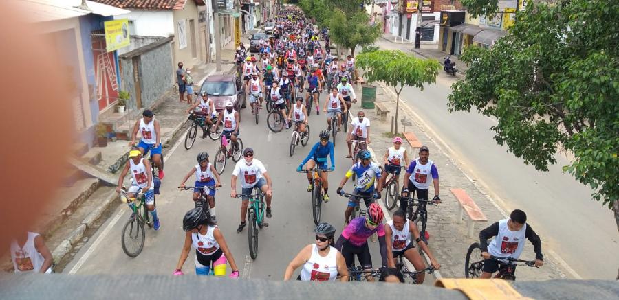 Centenas de pessoas pedalam pelas ruas de Jequié em comemoração aos 32 anos da 93 FM