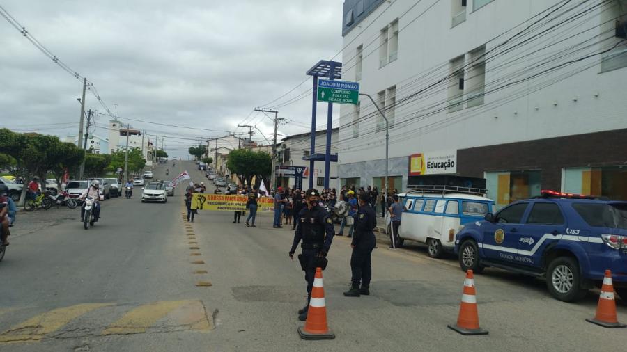Professores da rede municipal de Jequié realizam protesto e paralisam atividades por 48h
