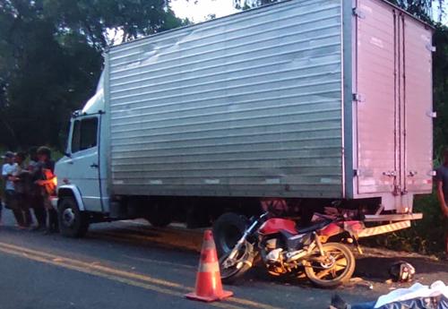 Veterinário morre ao colidir moto em caminhão próximo ao distrito de Acaraci
