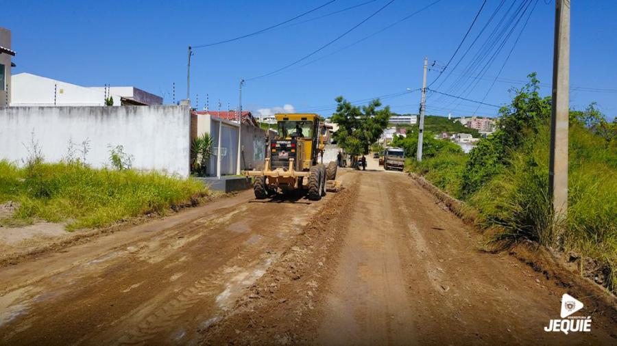 Com recursos próprios, Prefeitura de Jequié inicia terraplanagem para pavimentação asfáltica do São Judas Tadeu