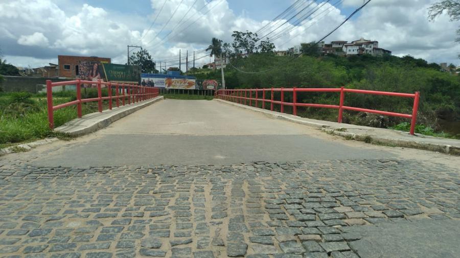 Denúncia de possível desabamento leva prefeitura a interditar ponte da Antônio Orrico