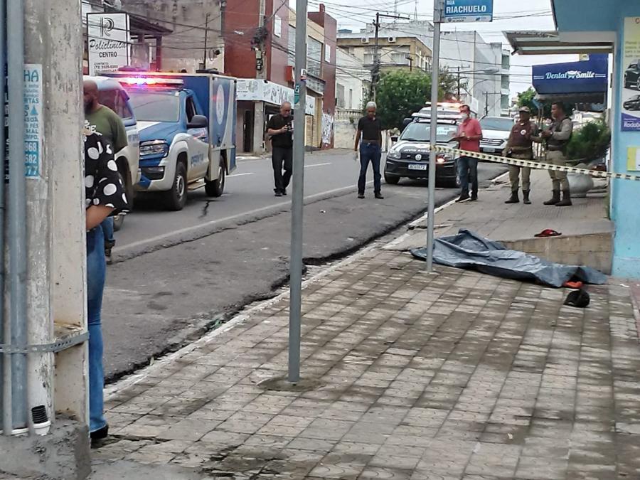 Domingo sangrento: Dois adolescentes morrem em Jequié; dupla troca tiros com a PM e tomba em Jaguaquara