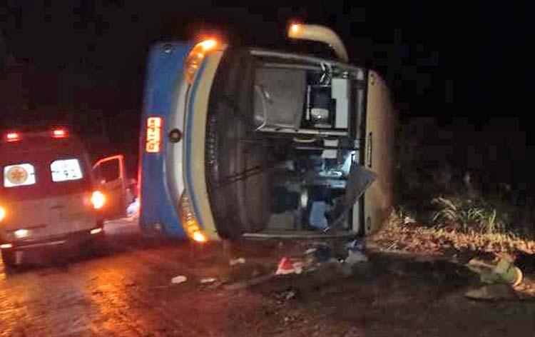 Ônibus que levava passageiros de Ipiaú tomba em MG; criança de 7 anos não resiste