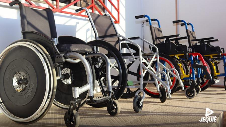 Prefeitura de Jequié realiza entrega de cadeiras de rodas e cadeiras de banho para pacientes do NUPREJ