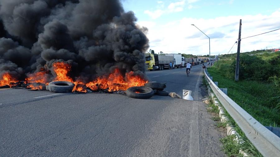 Caminhoneiros bloqueiam BR-116 entre as cidades de Jaguaquara e Jequié em protesto contra aumento dos combustíveis