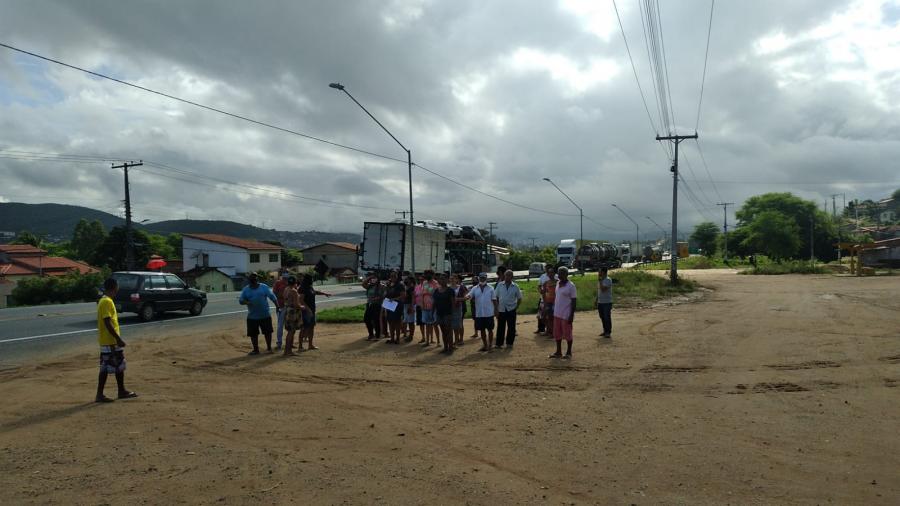 Jequié: Moradores do Km 4 realizam manifestação contra ação da ViaBahia que pede demolição de  área construída