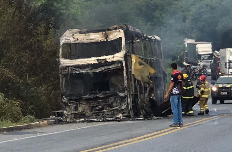 Ônibus que transportava passageiros para Bahia pega fogo na BR-251, no Norte de Minas
