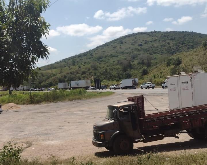Urgente: Caminhão bate em carro e pega fogo na BR-116, trecho de Jaguaquara, pista interditada