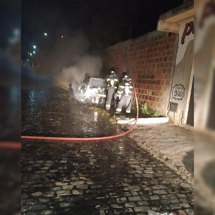 Bombeiros do 8º GBM debelam incêndio em veículo no Joaquim Romão